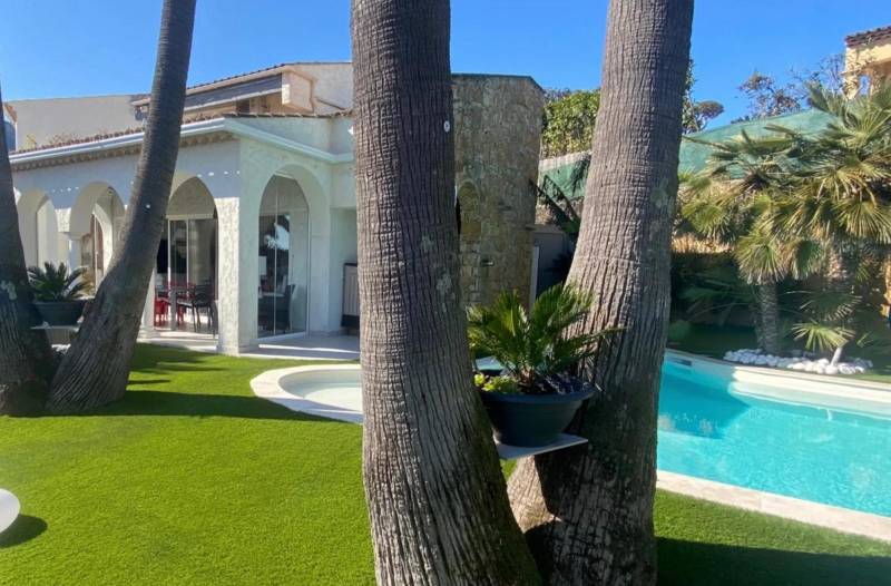 Achat villa avec terrain et piscine St Jean de Cannes